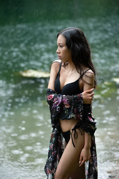 Bella giovane magra donna asiatica in bikini — Foto Stock