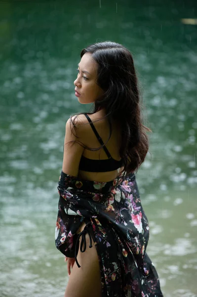 Belle jeune femme mince asiatique en bikini — Photo