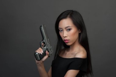 Siyah elbiseli genç kadın.