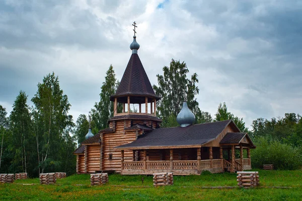 Hermosa iglesia de madera en Rusia — Foto de Stock