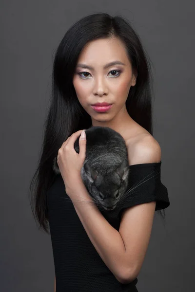 Asian woman holds grey chinchilla — Stock Photo, Image