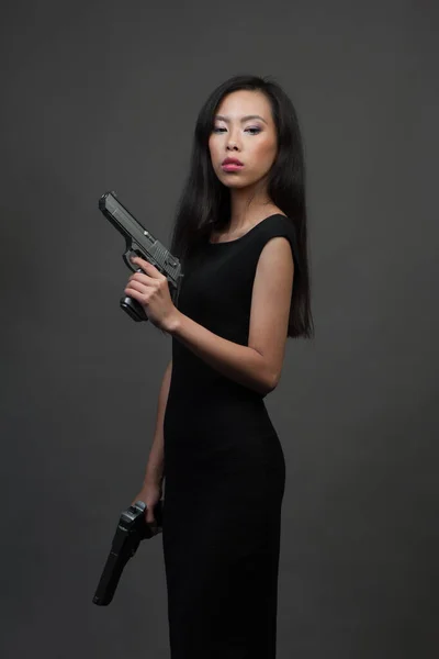 Mladá žena v černých šatech — Stock fotografie