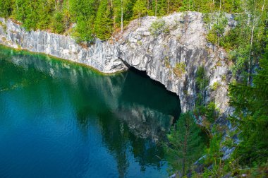 Ruskeala, Karelia, Rusya Federasyonu 'nda yaz aylarında mağarası olan mermer bir kanyon.