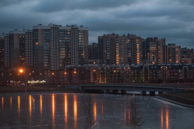 Donmuş nehrin arkasındaki şehir binaları, Saint-Petersburg, Rusya Federasyonu
