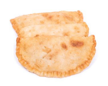 Belyash (beliash), beyaz arkaplanda izole edilmiş etli turta