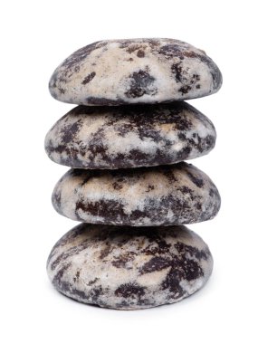 Beyaz arka planda izole edilmiş bir grup çikolatalı zencefilli kurabiye.