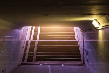 Alt geçitteki merdiven, şehir caddesine çıkış.