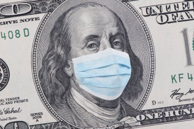 Yüz dolarlık banknot ve maske. Amerikan nakit parası. Finansal kriz ve koronavirüs salgını konsepti. ABD 'de COVID-19 Coronavirüs.