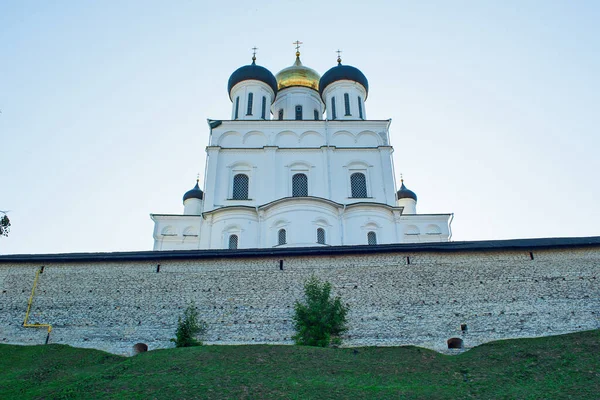 Kremlturm Und Dreifaltigkeitskathedrale Der Stadt Pskov Russland Russische Föderation — Stockfoto