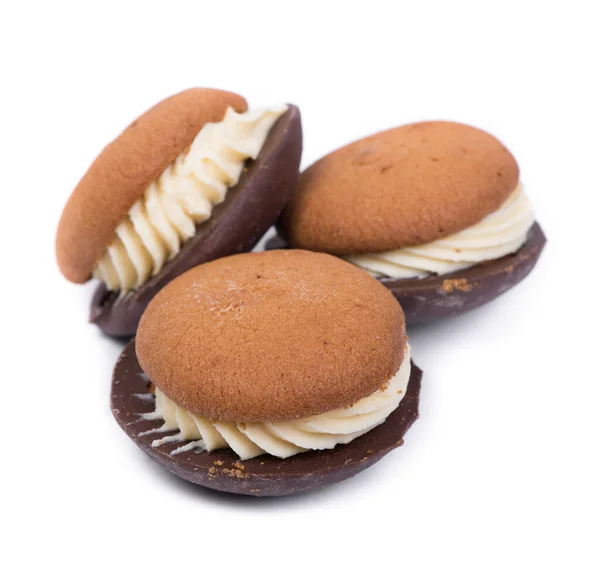 三块糕点饼干三明治 夹杂着巧克力和奶油 背景为白色 — 图库照片