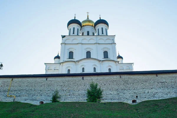 俄罗斯联邦普斯科夫市克里姆林宫塔和三一主教座堂 图库图片