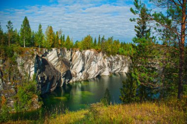 Yazın Ruskeala, Karelia, Rusya Federasyonu 'nda su bulunan mermer kanyon.