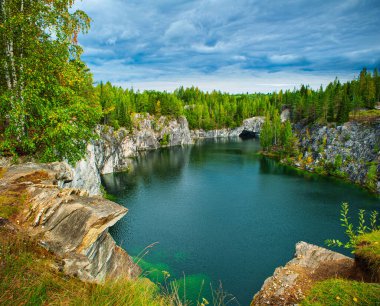 Yazın Ruskeala, Karelia, Rusya Federasyonu 'nda su bulunan mermer kanyon.