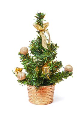 Beyaz arka planda izole edilmiş altın süslemeleri olan küçük yapay Noel ağacı.