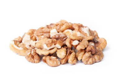 Beyaz arkaplanda soyulmuş ceviz yığını