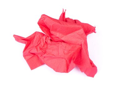 Kırışık kağıt peçete beyaz arkaplanda izole edilmiş.