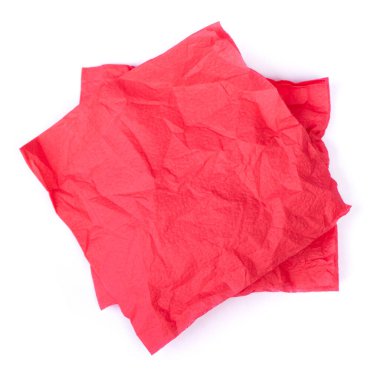 Kırışık kağıt peçete beyaz arkaplanda izole edilmiş.