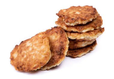 Beyaz arka planda izole edilmiş bir grup lezzetli lahana pirzolası.