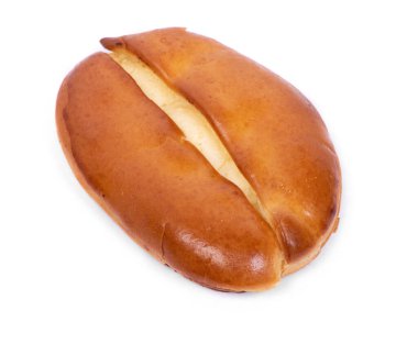 Beyaz arka planda izole edilmiş süzme peynirli bir turta.