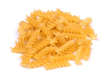 Beyaz arkaplanda izole edilmiş bir avuç çiğ spiral makarna.