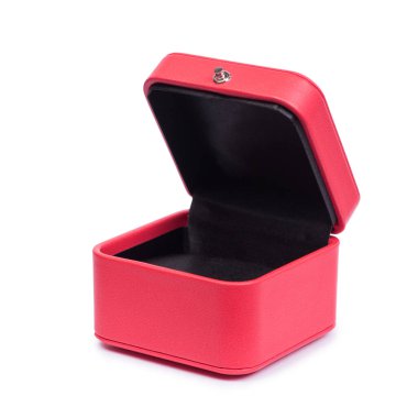 Kırmızı hediye sandığı beyaz arka planda izole edildi