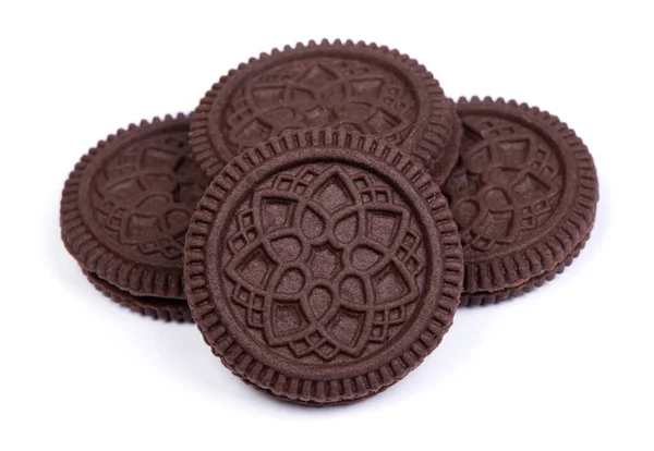 Haufen Doppelter Schokoladenkekse Mit Füllung Isoliert Auf Weißem Hintergrund — Stockfoto