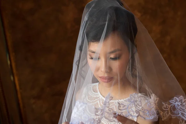 Schöne Asiatische Vietnamesische Braut Weißen Kleid Drinnen — Stockfoto