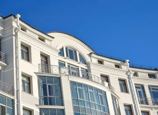 Fachada Edificio Moderno Con Cielo Azul Sobre Fondo —  Fotos de Stock