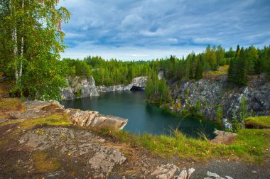 Yazın Ruskeala, Karelia, Rusya Federasyonu 'nda su bulunan mermer kanyon.