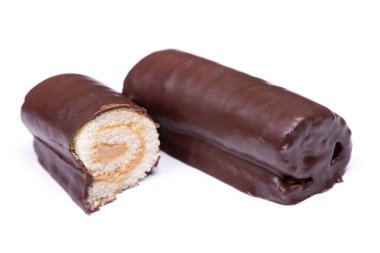 Tatlı çikolata kaplı börekler beyaz arka planda izole edilmiş.