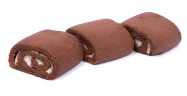 Beyaz arka planda izole edilmiş kısa çikolata ruloları.