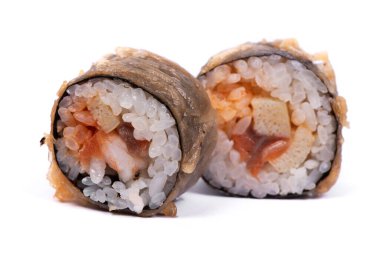Suşi, nori ve deniz mahsulleri ile birlikte, beyaz arka planda izole edilmiş, fırınlanmış ekmek içinde.