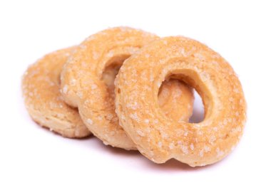 Kurutulmuş çörek grubu, halka şeklinde pasta beyaz arka planda izole edilmiş.