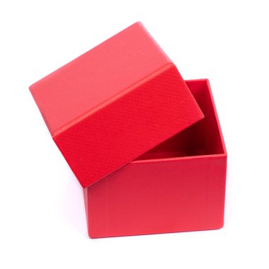 Beyaz arkaplanda izole edilmiş parlak kırmızı karton hediye kutusu