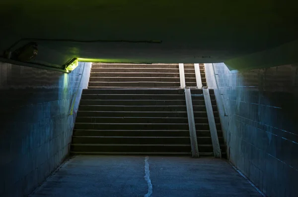 Lépcső Aluljáróban Kijárat Városi Utcára — Stock Fotó