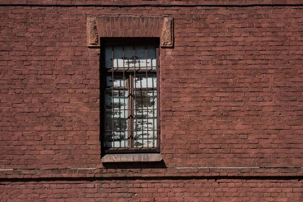 Altes Fenster Mit Gittern Einer Ziegelwand — Stockfoto