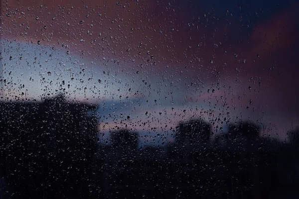 Regendruppels Het Raam Tegen Achtergrond Van Nachtstad — Stockfoto
