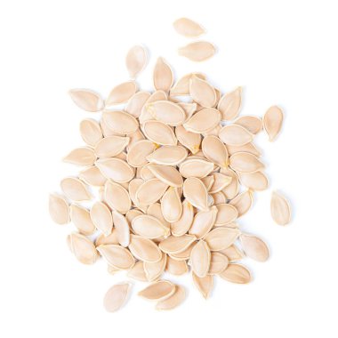 Beyaz arka planda izole edilmiş kabukta bir avuç balkabağı çekirdeği