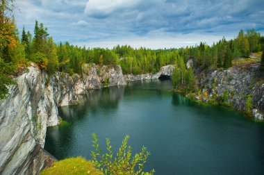 Yazın Ruskeala, Karelia, Rusya Federasyonu 'nda su bulunan mermer kanyon.