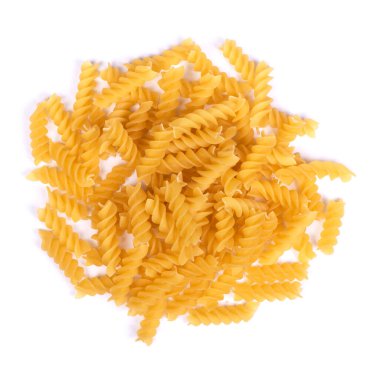 Beyaz arkaplanda izole edilmiş bir avuç çiğ spiral makarna.