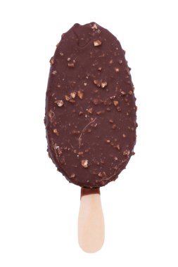 Çikolata kaplı buzlu, fındıklı, beyaz arka planda.