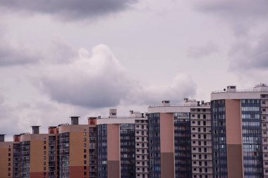 Bulutlu gökyüzü olan Rus modern çok katlı binalar. Saint-Petersburg şehri