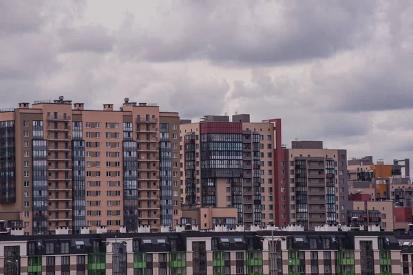 Rus Modern Çok Katlı Bulutlu Gökyüzü Olan Binalar — Stok fotoğraf