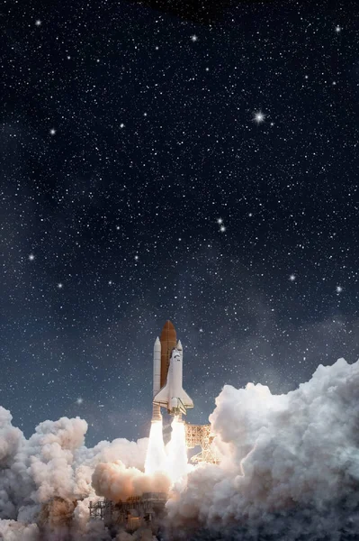 星空の中でスペースシャトルが打ち上げられる Nasaによって提供されたこの画像の要素 — ストック写真