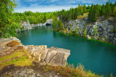 Yazın Ruskeala, Karelia, Rusya Federasyonu 'nda su bulunan mermer kanyon.