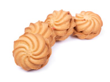 Beyaz arkaplanda reçel dolgulu spiral bisküvi grubu