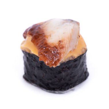 Japon yemeği, suşi rulosu ve beyaz arka planda izole edilmiş yılan balığı.