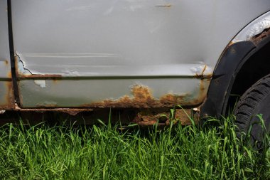 Tarlada terk edilmiş eski bir araba