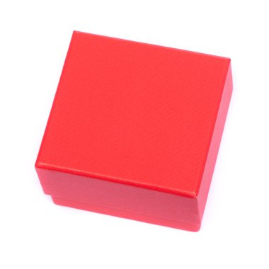 Beyaz arkaplanda izole edilmiş parlak kırmızı karton hediye kutusu