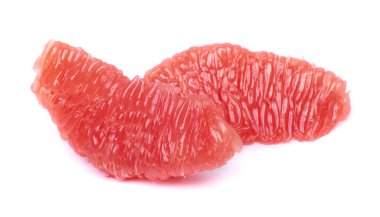 Beyaz arka planda soyulmuş greyfurt dilimi